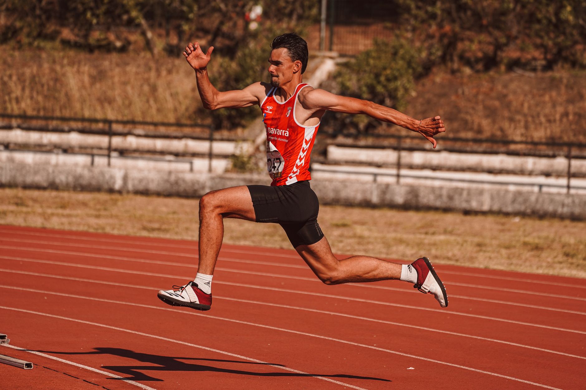 Sportif reprenant la course à pied, une situation fréquente en cas de tendinite