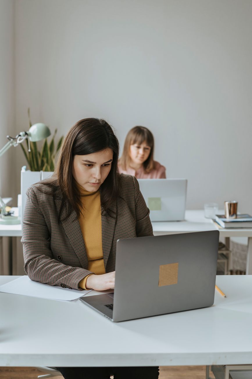 Position assise prolongée au bureau, un facteur pouvant favoriser l’inconfort digestif